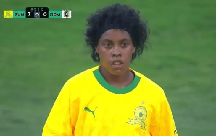 马梅洛迪日落女足球员走红网络,长相酷似罗纳尔迪尼奥