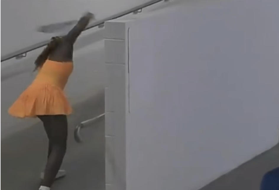 开云官网-“我要释放激情” 21岁高芙输乌克兰美女后暴走:连续怒砸7下球拍