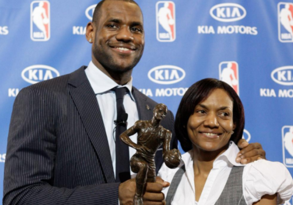 开云体育官网-詹姆斯:妈妈生我时只有16岁 我的动力是给她买个带储藏室的房子